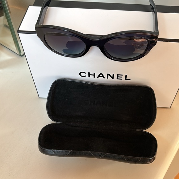 Chanel Black Audrey Hepburn style sunglasses - Picture 9 of 9